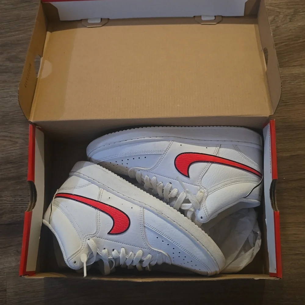 Nike - Picture 2 of 3